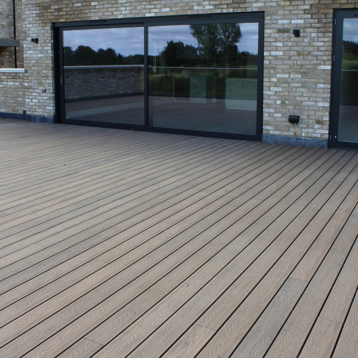 Classic Composite Decking - Bourbon Brown - 3.6M Reversible Wood-Grain / Grooved Deck Board