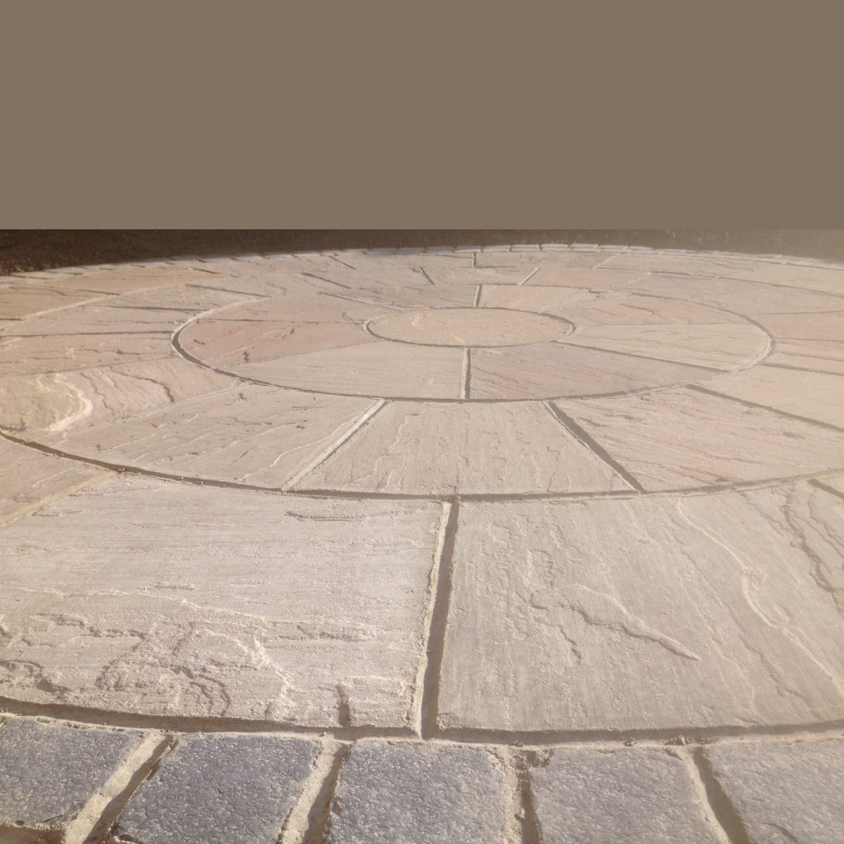 Raj Blend Sandstone Paving Circle Feature inc. Squaring Off Pieces - 3.0M x 3.0M